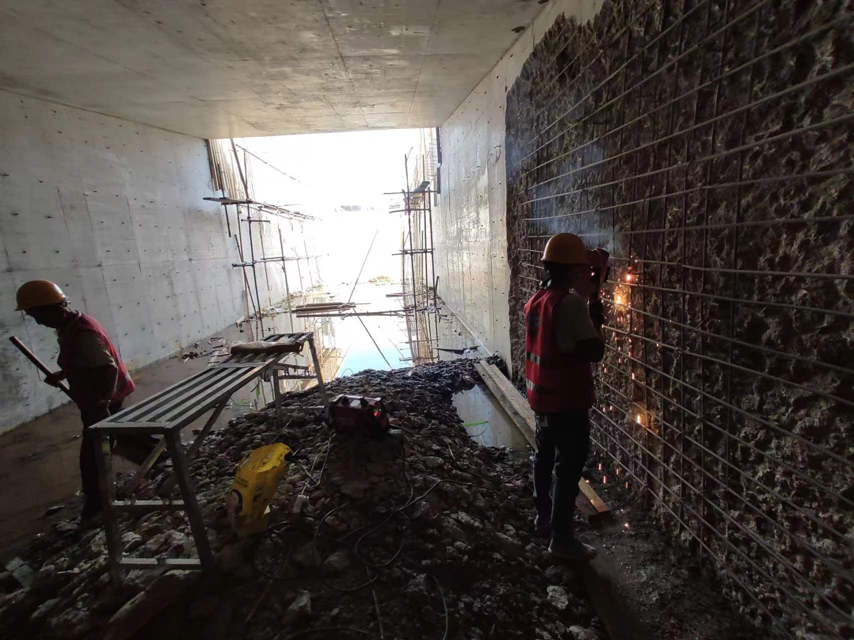 海城挖断承重墙导致楼体开裂，加固施工方案出炉